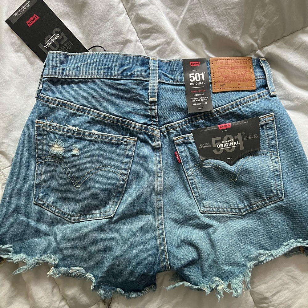 Brand new with tags womens 501 Levi’s distressed shorts size 27 💛